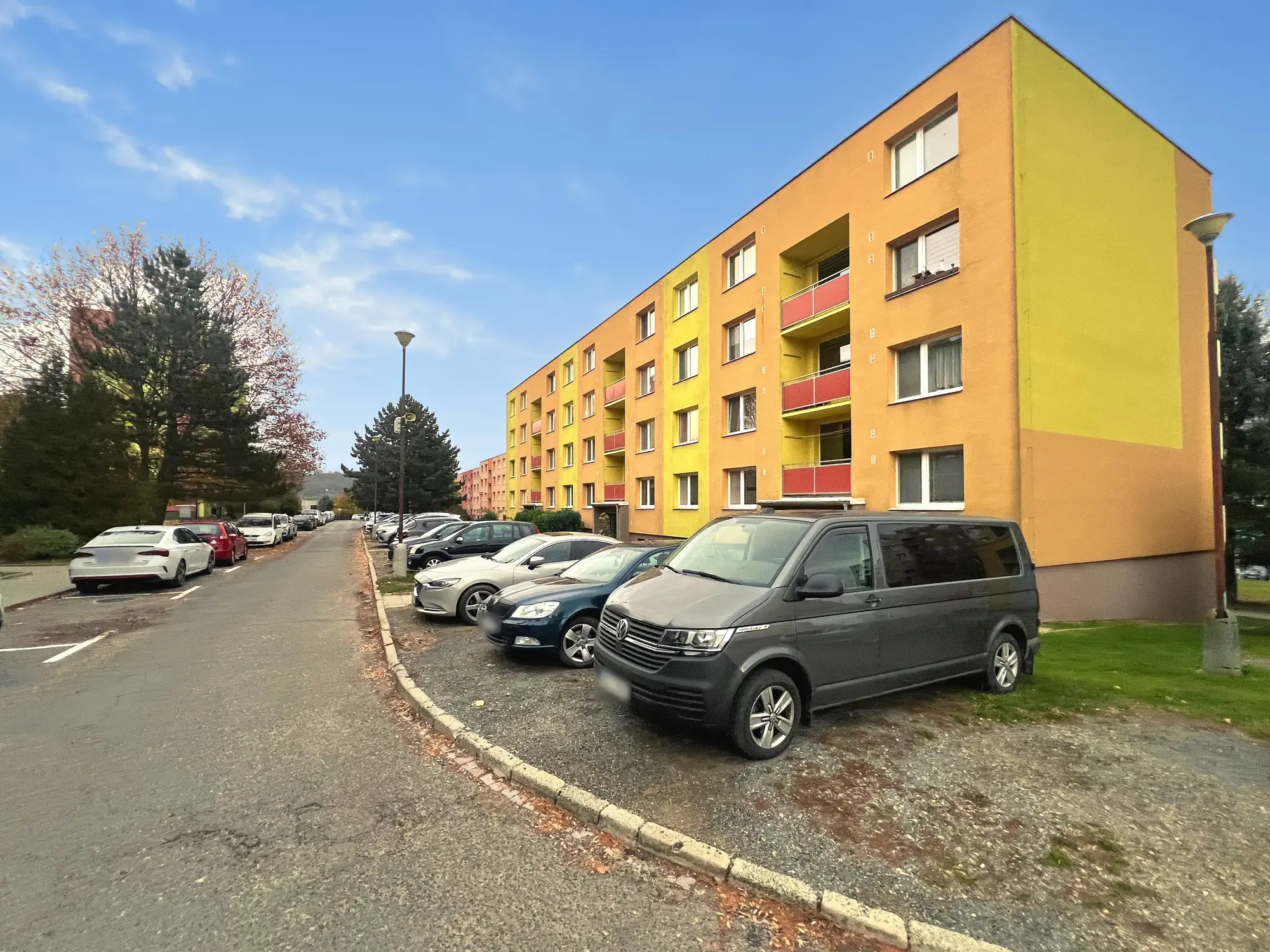 Dům na ulici Polní s parkováním podél ulice